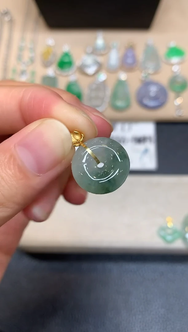 颈饰18K金镶嵌翡翠平安扣【无服务费