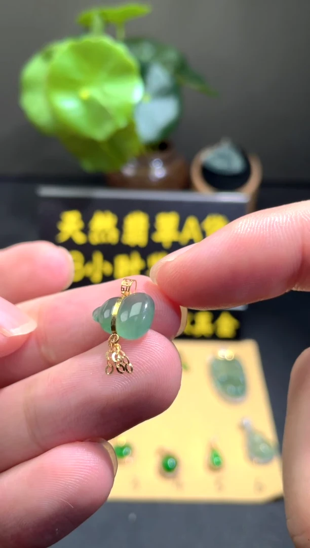 颈饰18K金镶嵌翡翠翡翠A货