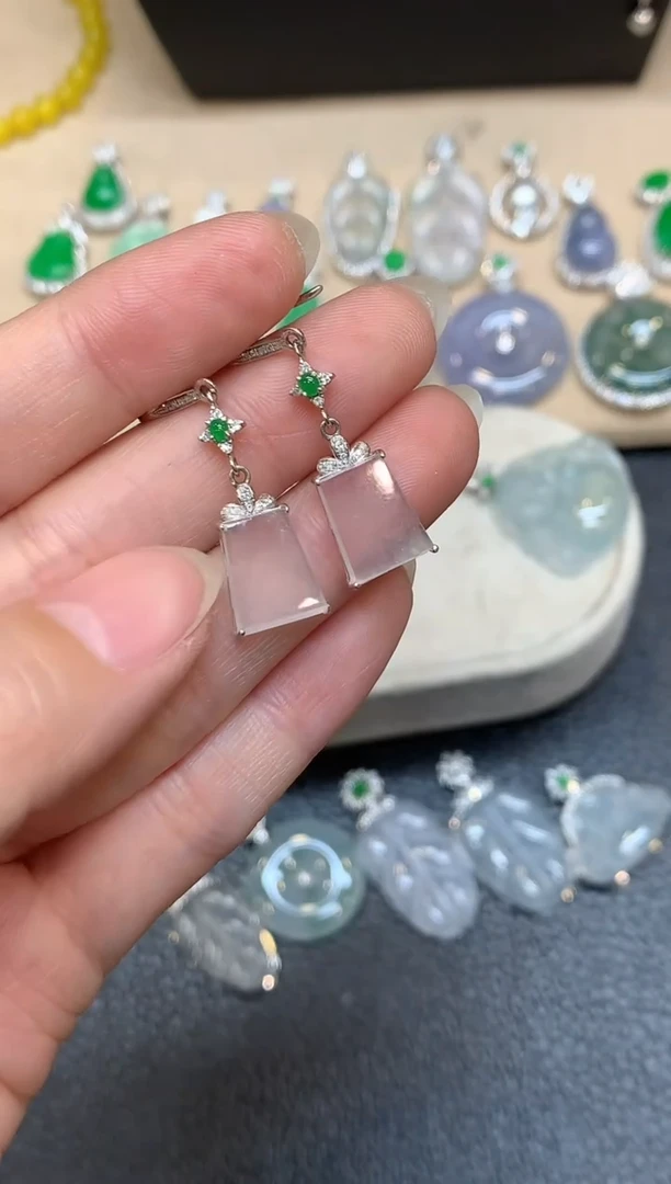 18K金镶嵌翡翠耳饰无事牌【无服务费