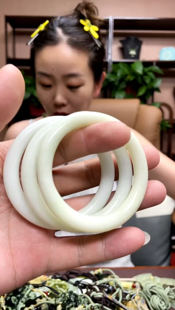 岫玉未镶嵌颈饰多样性发货发其中之一