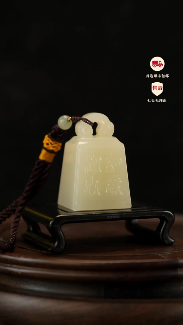云南石竹叶青雕刻：称心如意手把件