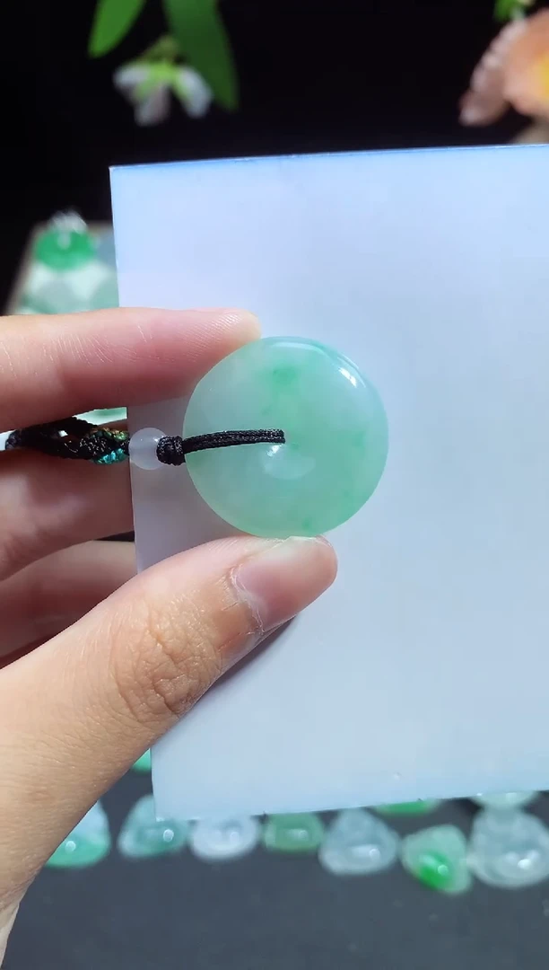 翡翠未镶嵌颈饰平安扣