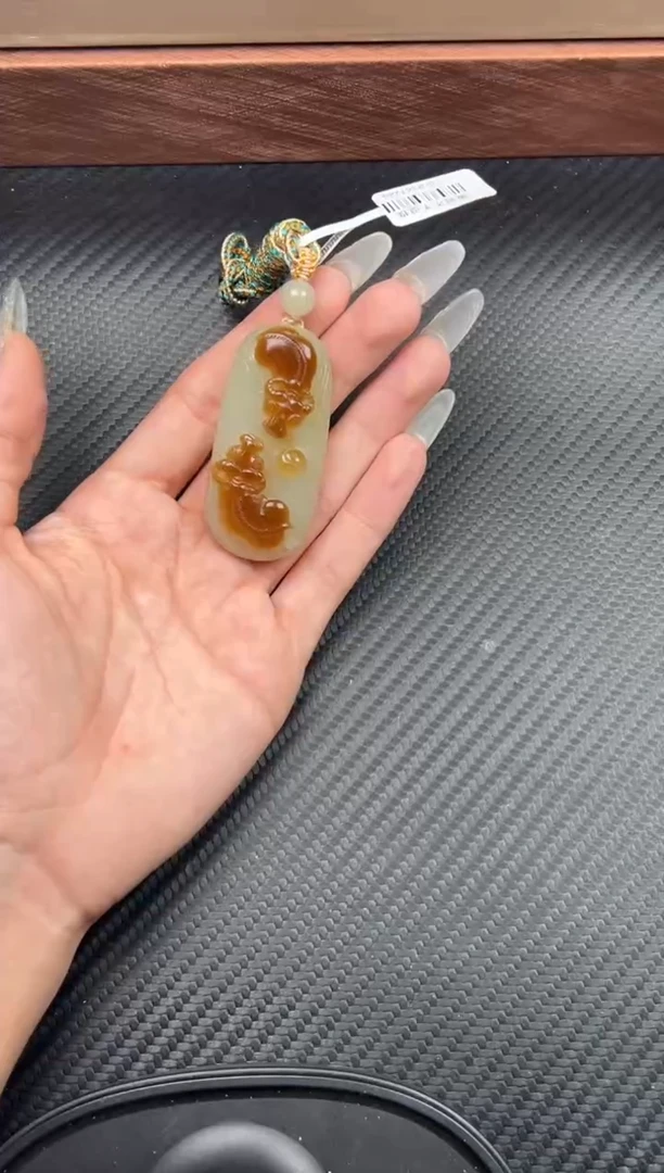 吊坠(赠链)未镶嵌和田玉若羌微色差吊坠