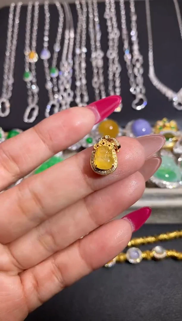 颈饰18K金镶嵌翡翠吊坠