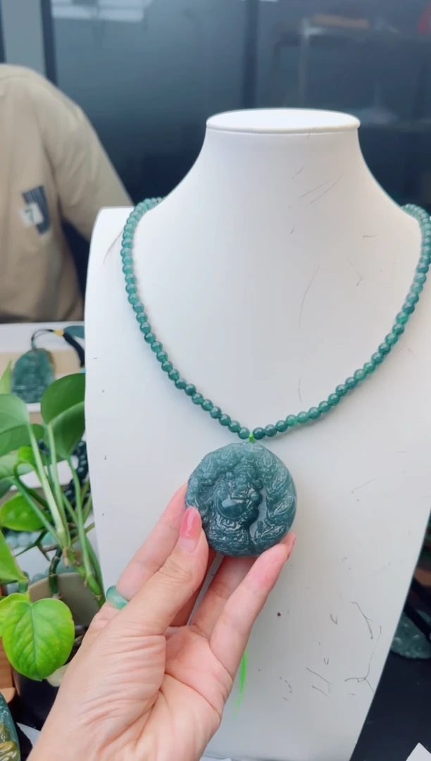 翡翠未镶嵌颈饰多样性发货其中一件