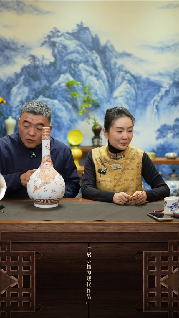 【闪购商品】白地矾红描金火龙纹长颈天球瓶(大)