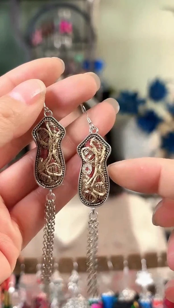 彩云南阁非遗老绣饰品358