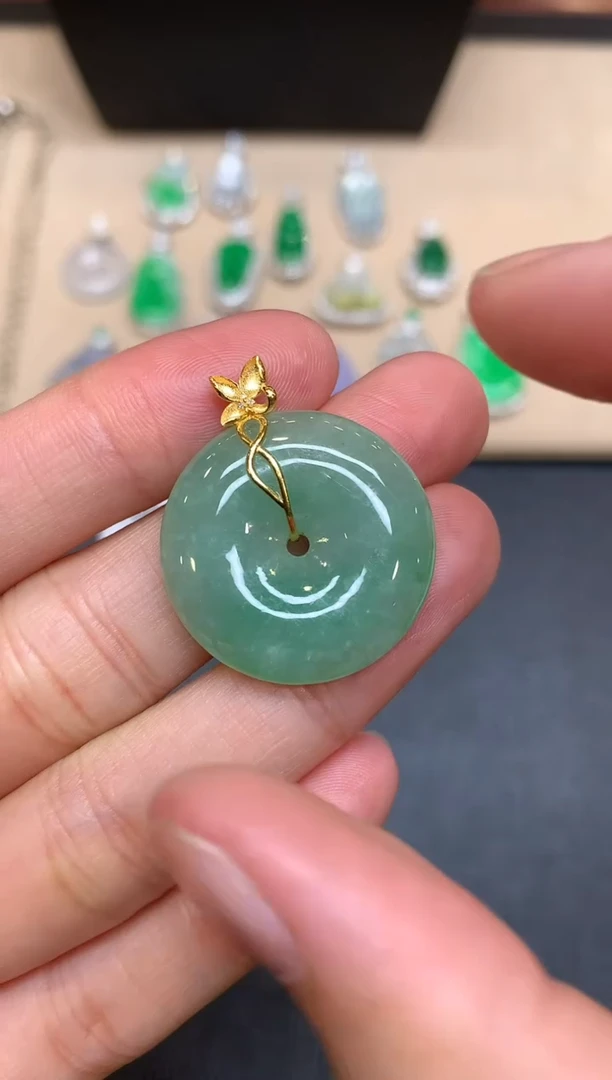 颈饰18K金镶嵌翡翠平安扣【无服务费