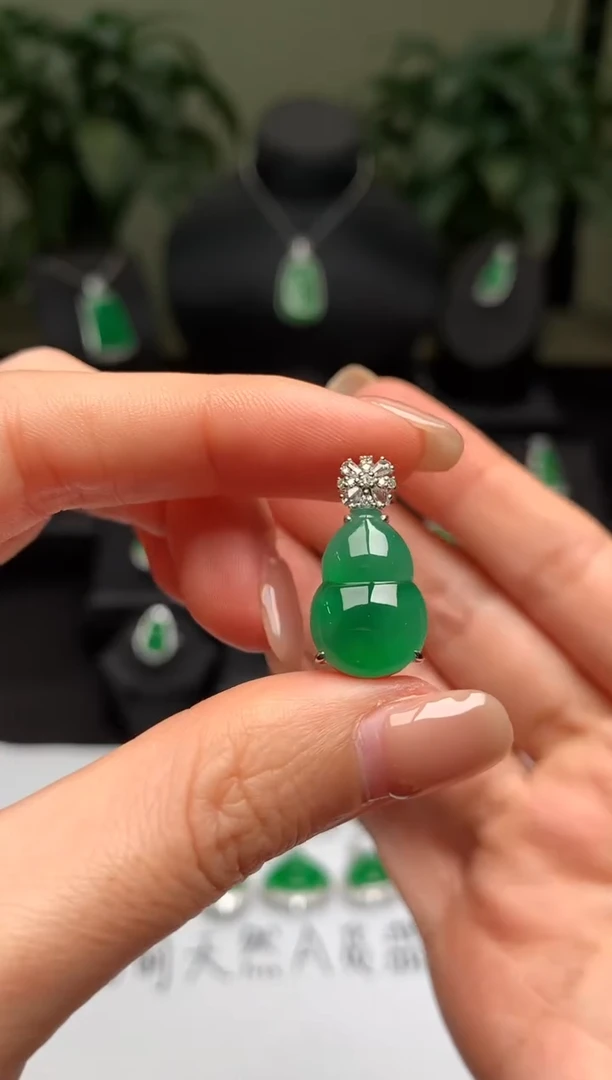 颈饰18K金镶嵌翡翠葫芦