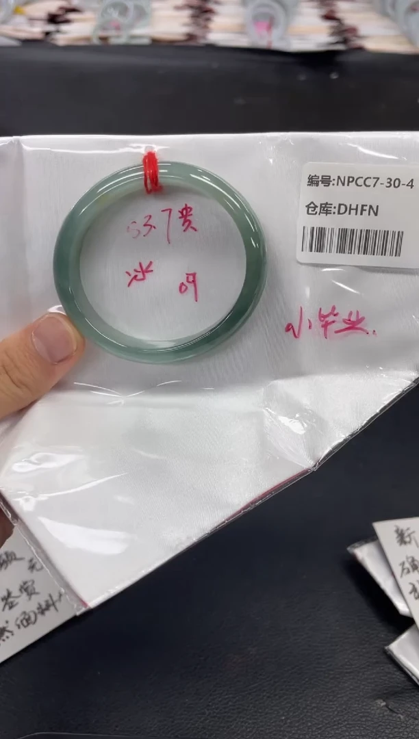 翡翠手镯未镶嵌翡翠手镯