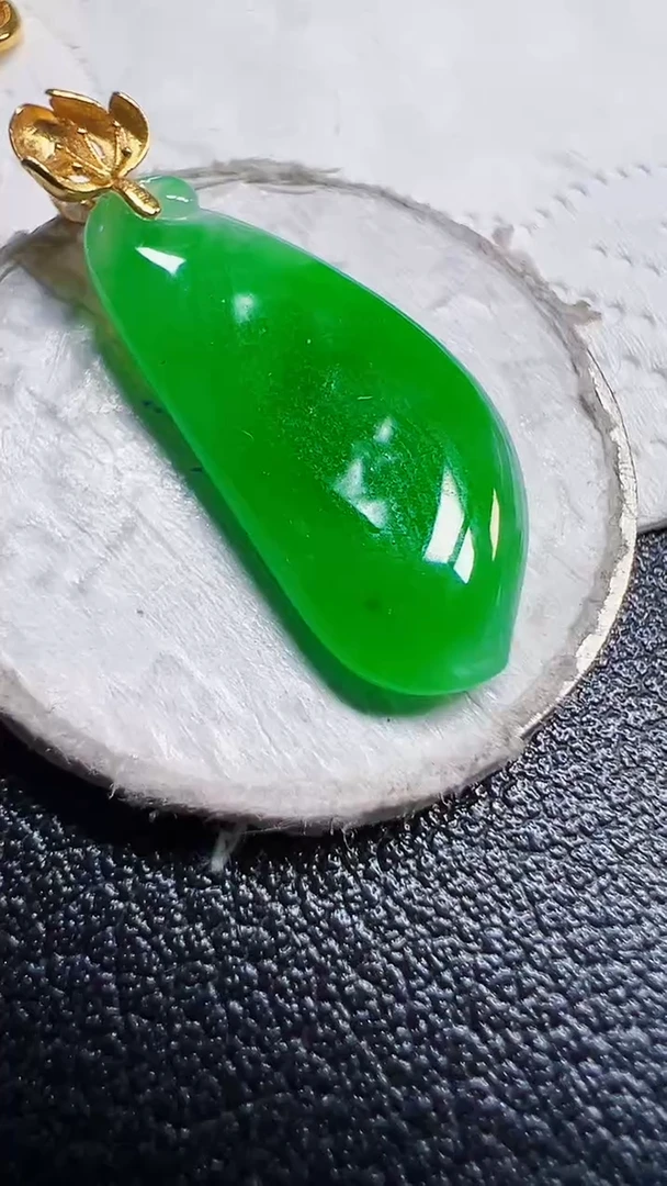 颈饰18K金镶嵌翡翠瓜