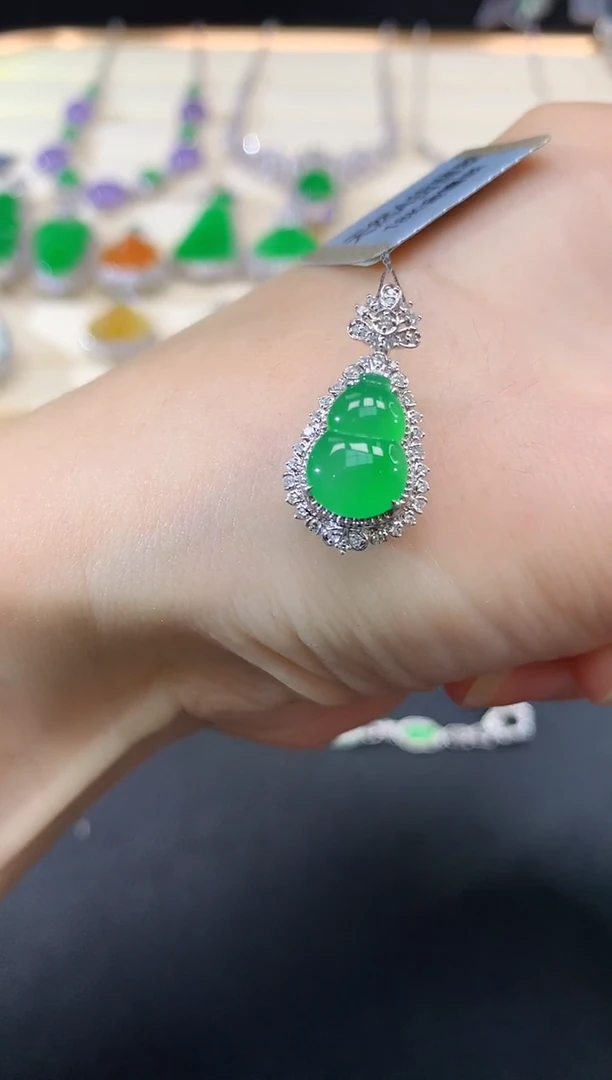 吊坠(不含链)18K金镶嵌翡翠葫芦|8800