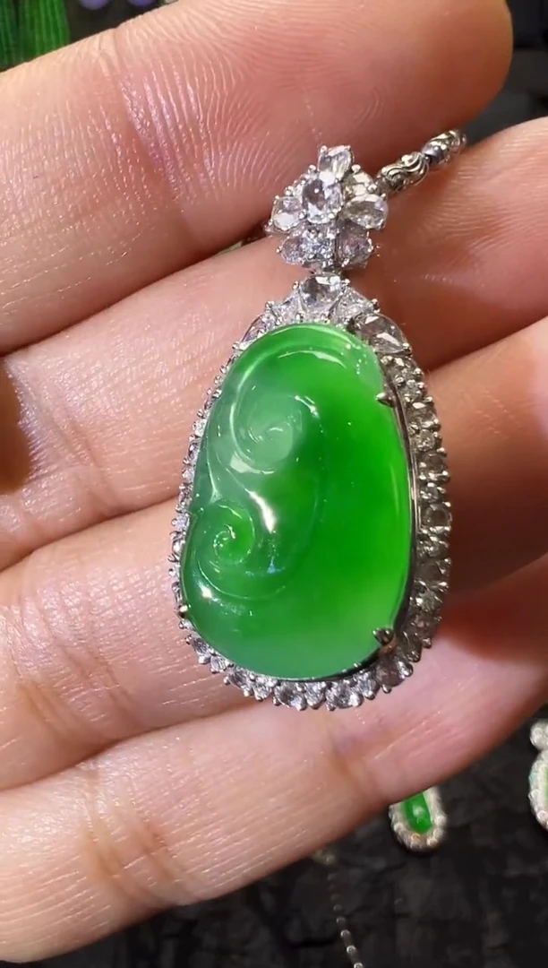 吊坠(不含链)18K金镶嵌翡翠高冰阳绿如意吊坠