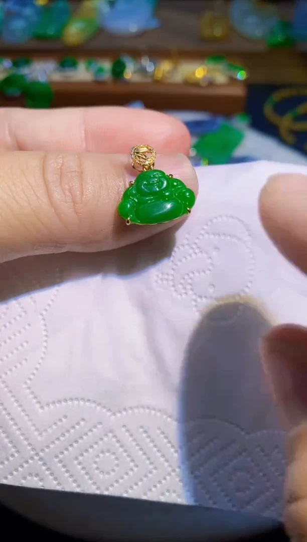 翡翠18K金镶嵌颈饰任*玲佛