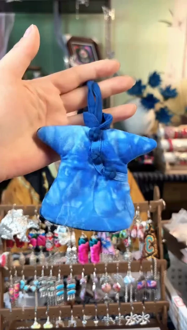 彩云南阁非遗老绣饰品568