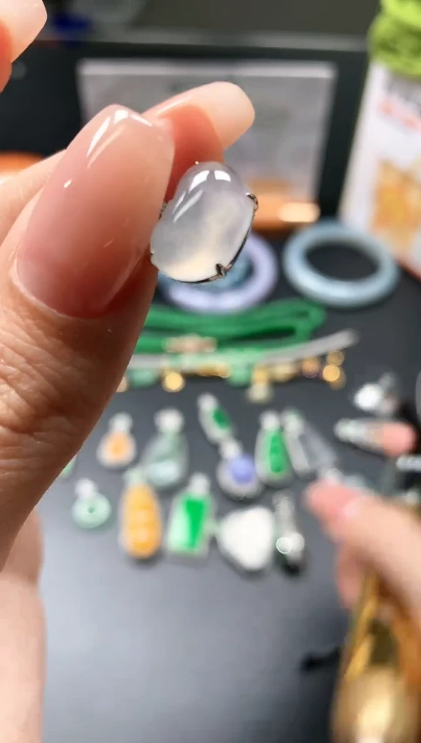 翡翠18K金镶嵌颈饰春日珠宝 翡翠吊坠|不退不换