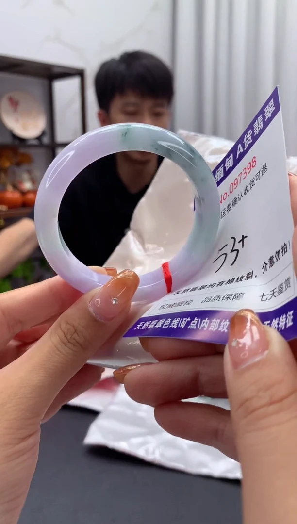 未镶嵌手镯翡翠有纹，完美者勿拍