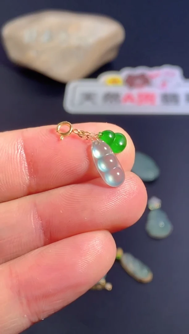 颈饰18K金镶嵌翡翠