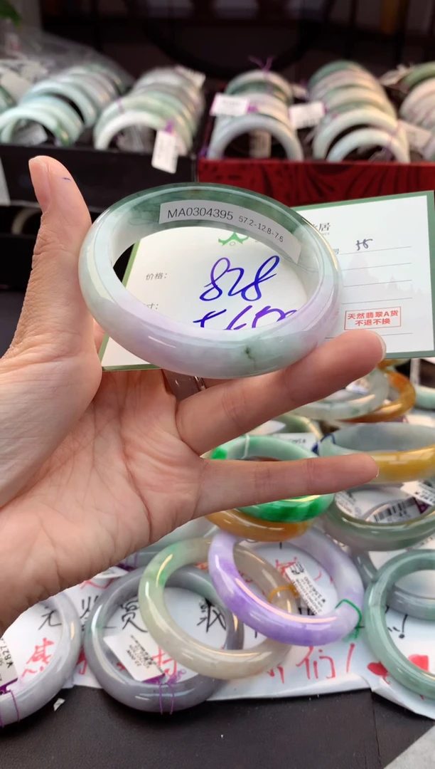 未镶嵌定制翡翠毛货需精细抛光+多人
