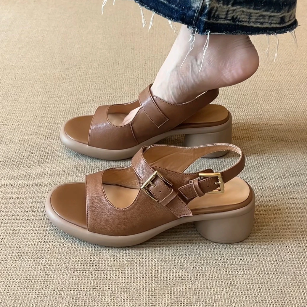 RubyL/5.5cm2025年夏季新款休闲舒适百搭皮带扣纯色粗跟露趾凉鞋