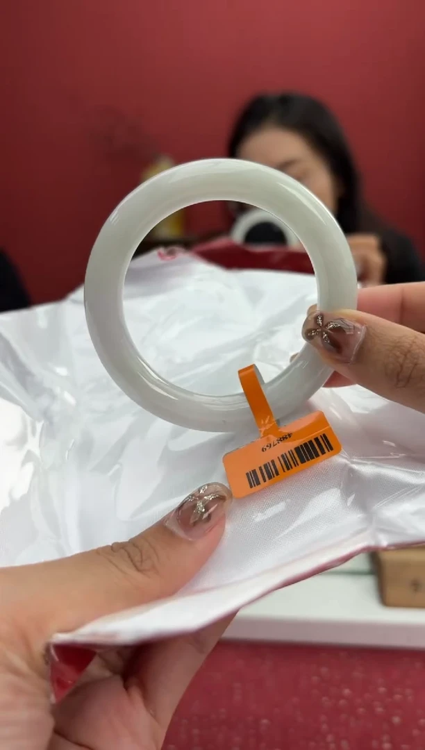 【闪购商品】翡翠手镯（圆镯）未镶嵌17手镯