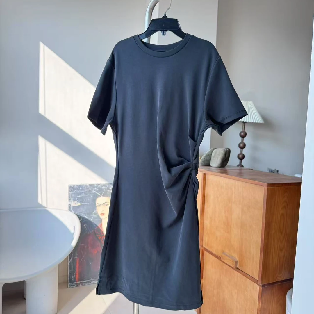 秒瘦10斤！简约立裁小心机腰部捏褶圆领连衣裙