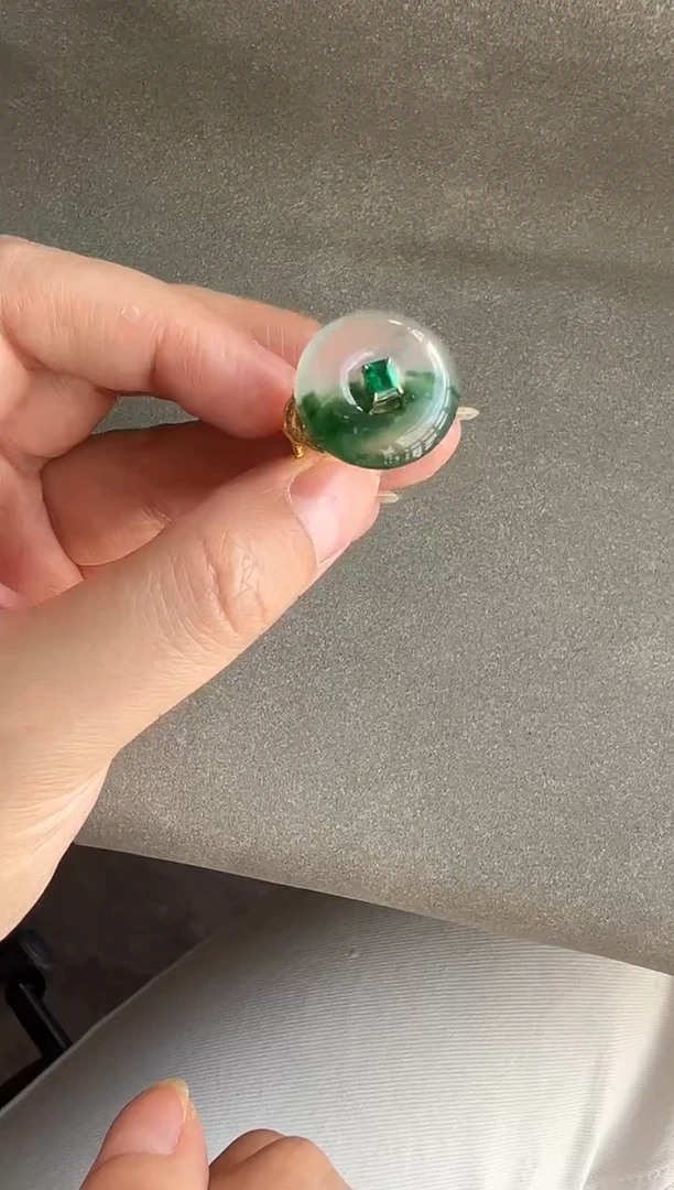 翡翠戒指18K金镶嵌翡翠戒指