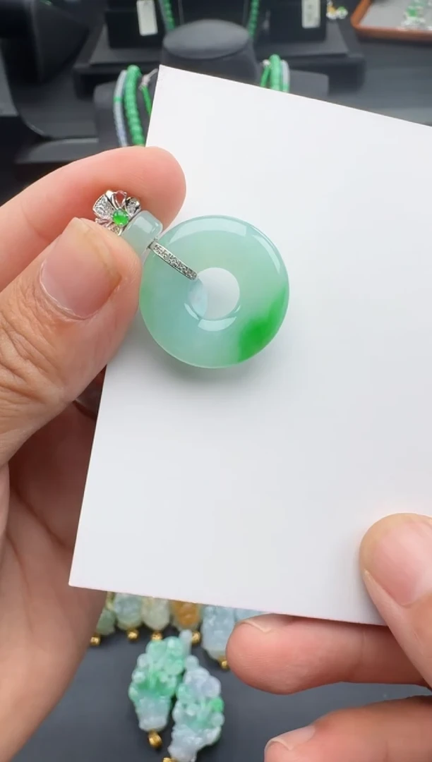 翡翠18K金镶嵌吊坠(不含链)多人