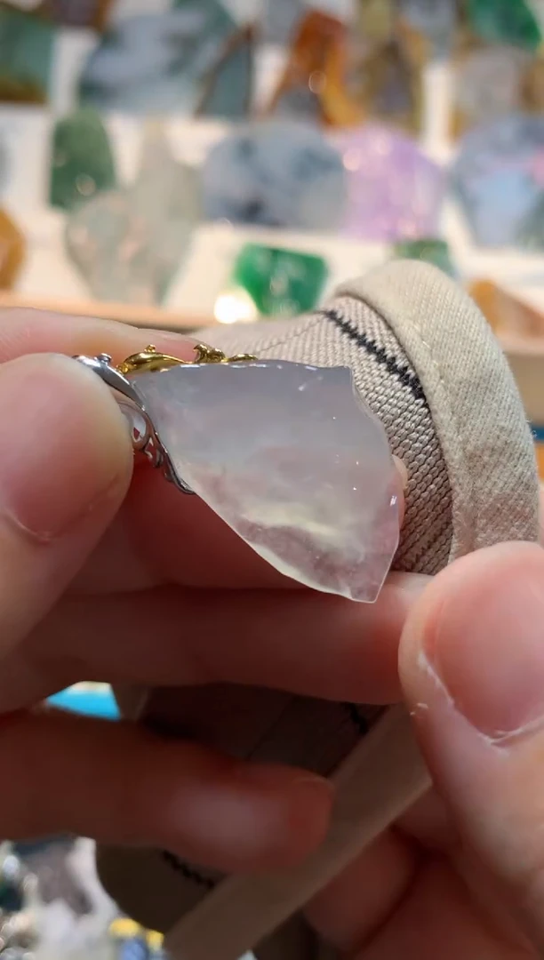 颈饰18K金镶嵌翡翠吊坠