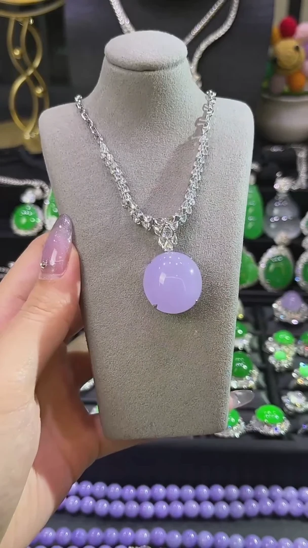 颈饰18K金镶嵌翡翠吊坠