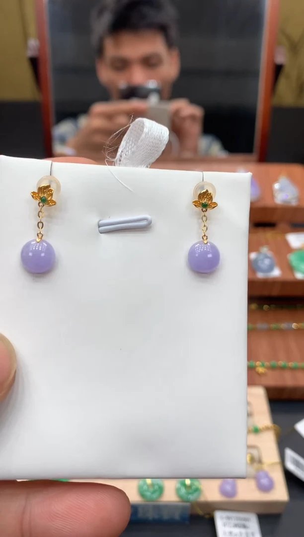 18K金镶嵌翡翠耳饰蛋面耳钉