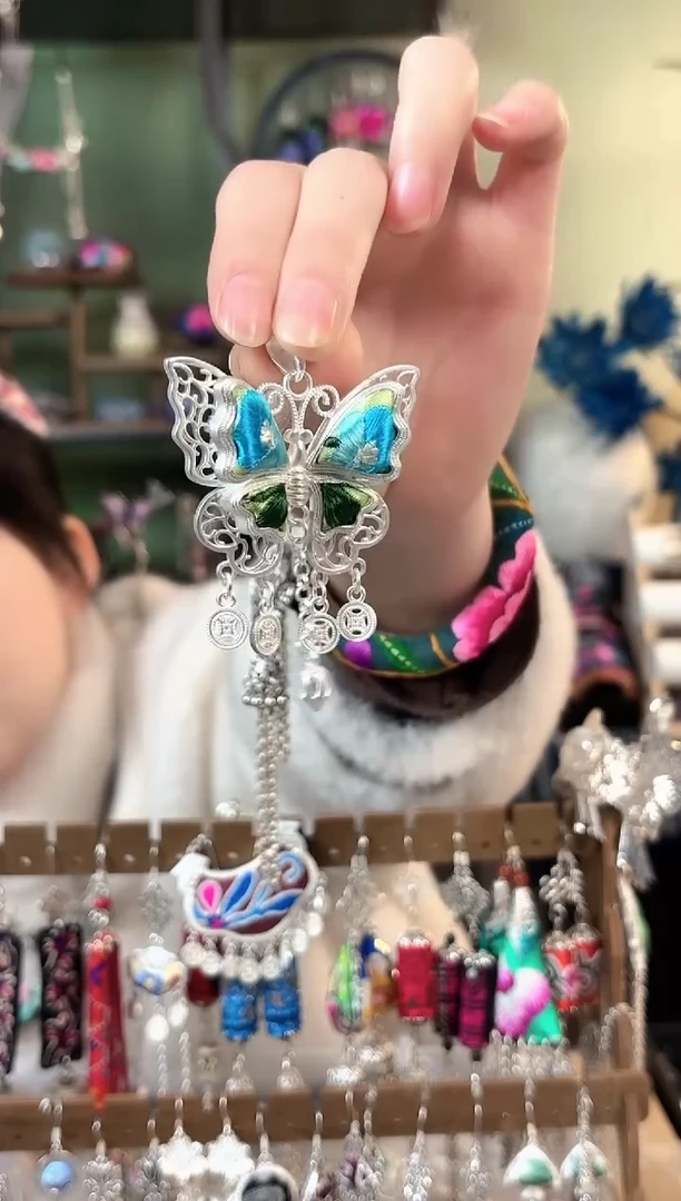 彩云南阁非遗老绣苗银饰品503