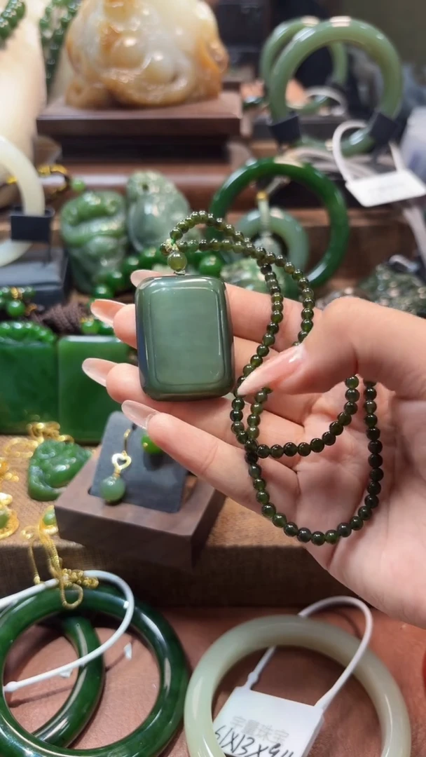 颈饰未镶嵌和田玉（碧玉）1