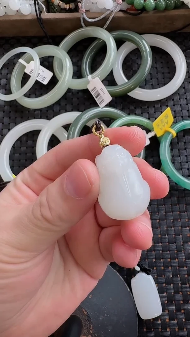 颈饰未镶嵌和田玉貔貅