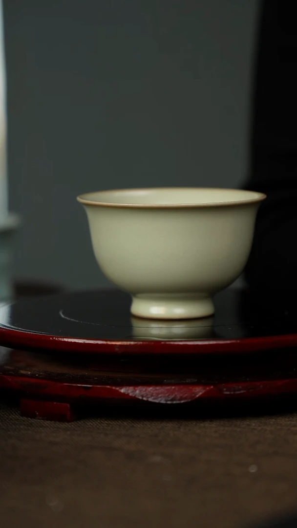 全品 粉青  压手杯 无底款