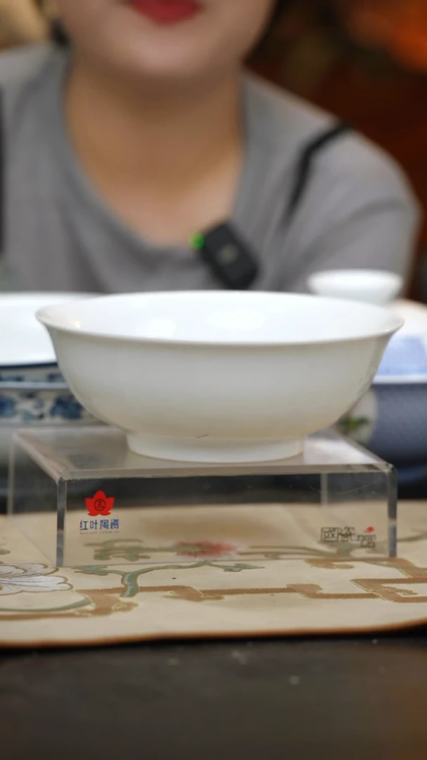 1个微瑕白胎8英寸高脚深斗碗(无底款)
