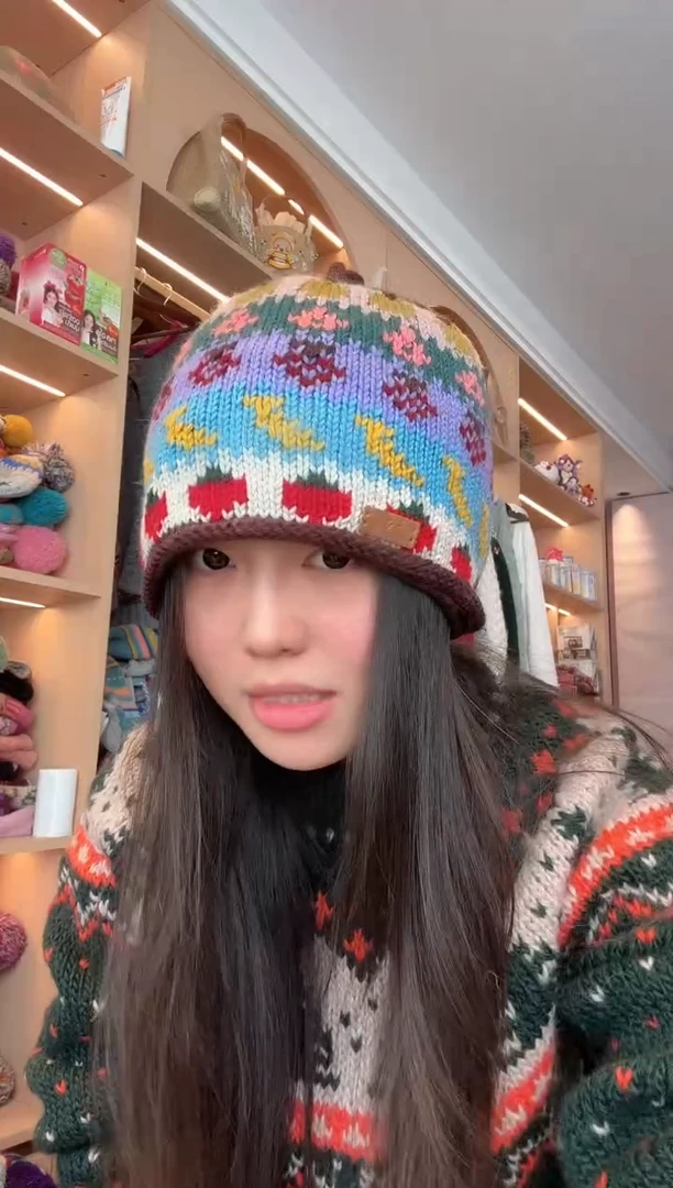 羊毛草莓卷边羊毛帽