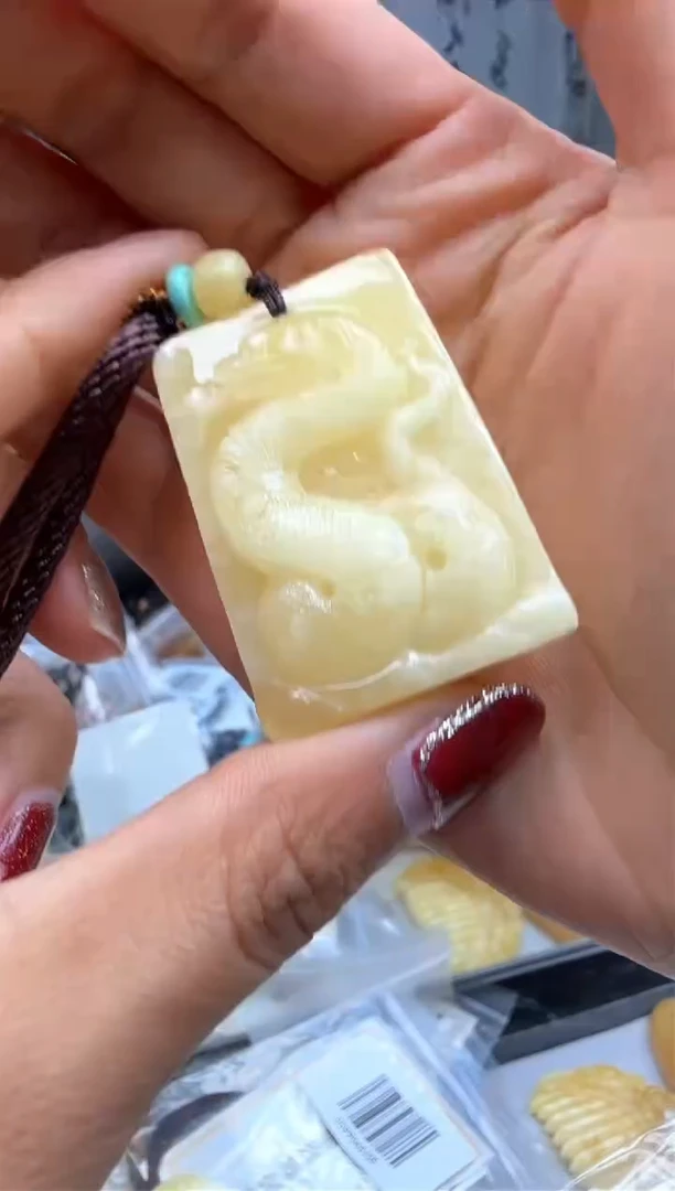 【闪购商品】琥珀裸石未镶嵌挂坠