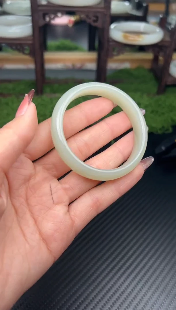 未镶嵌手镯和田玉且末微色差近矿52k