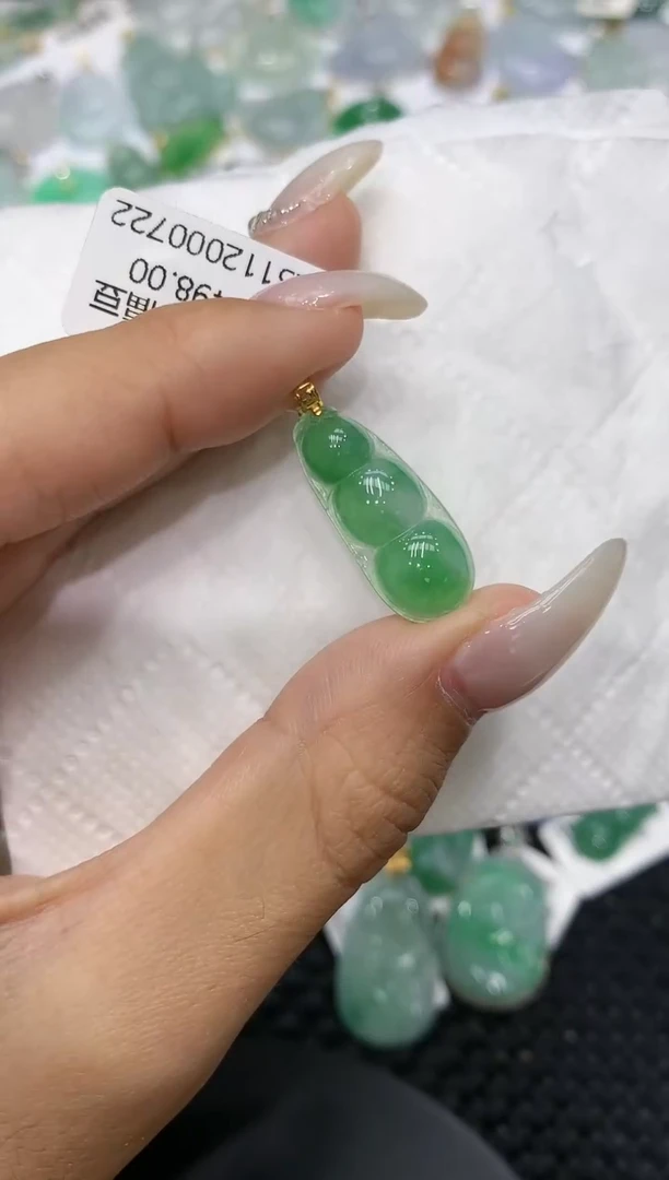 颈饰18K金镶嵌翡翠111111111111
