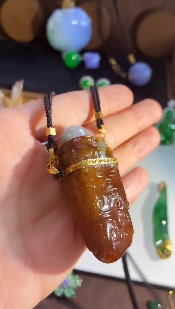 颈饰18K金镶嵌翡翠吊坠