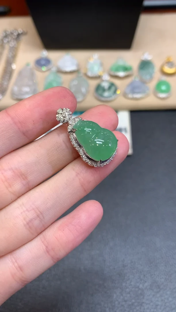 【闪购商品】翡翠颈饰18K金镶嵌葫芦【无服务费】