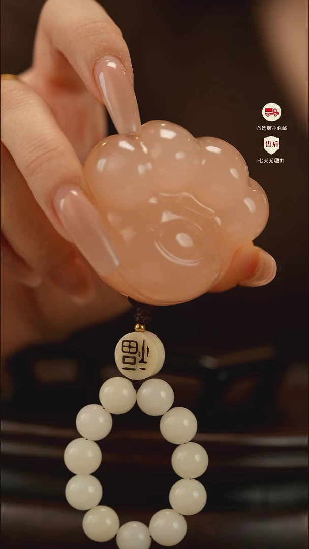 云南石粉冻雕刻：萌趣猫爪手把件