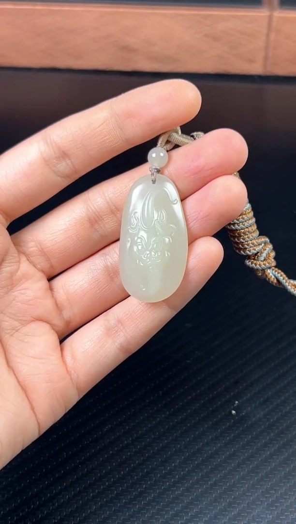 和田玉未镶嵌吊坠(赠链)且末微色差迪克兰吊坠一细