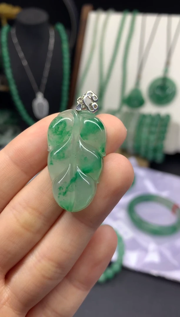 吊坠(不含链)未镶嵌石英质玉（非洲翠）白冰飘花金枝玉叶