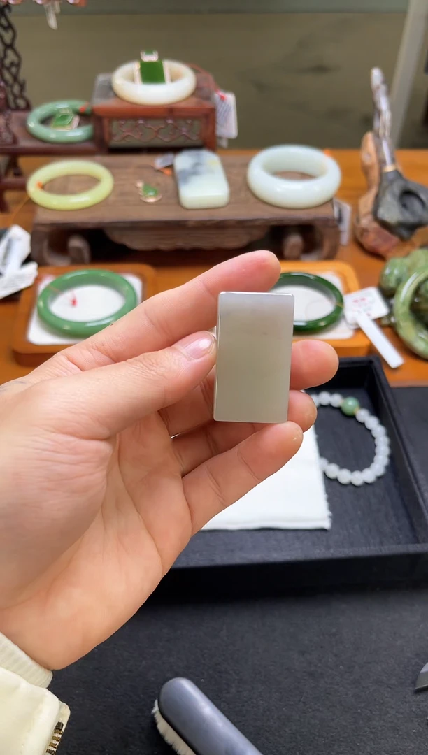 吊坠(不含链)未镶嵌和田玉且末青白带青花 无事牌