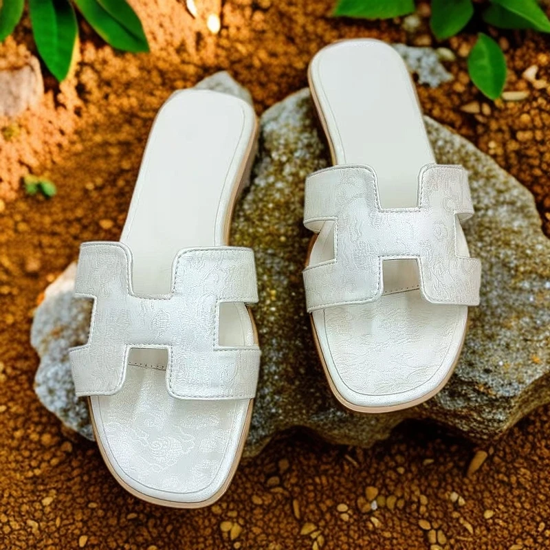 拖鞋女夏季2025年新款真皮防滑外出一字外穿平底沙滩鞋软底