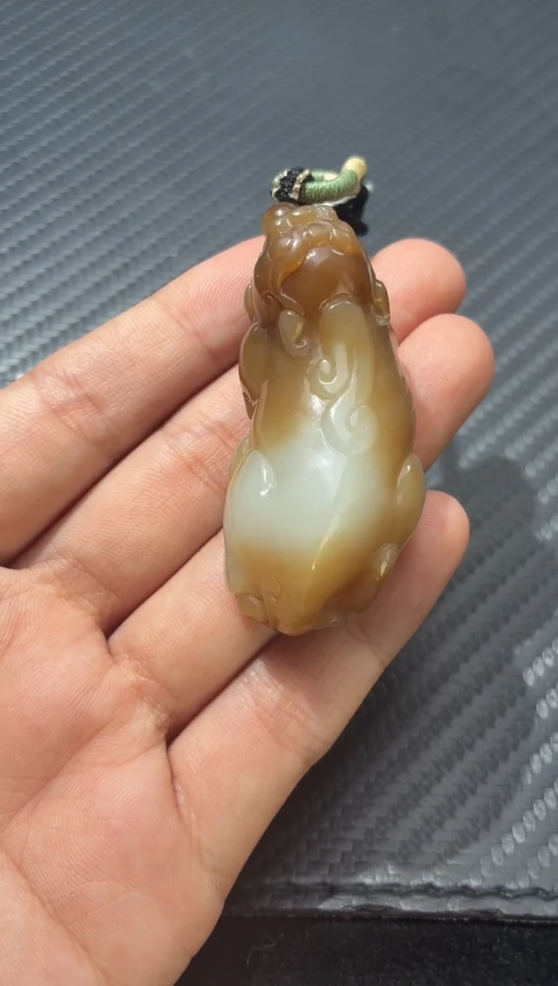 颈饰未镶嵌和田玉且末金山糖白貔貅吊坠微色差