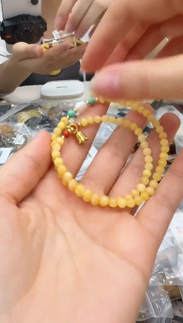 未镶嵌琥珀裸石如图