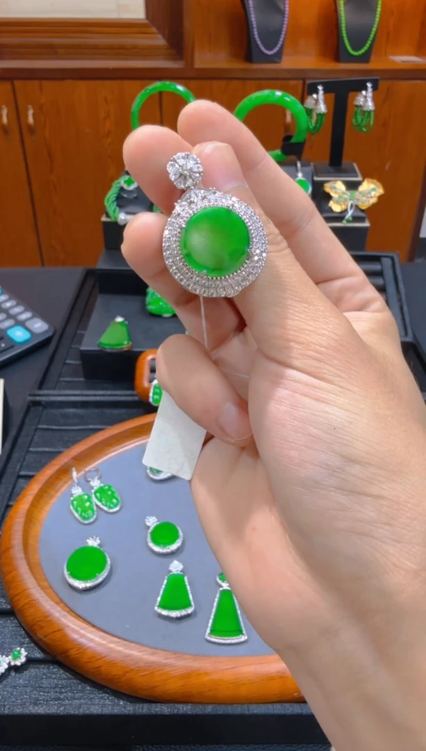 【闪购商品】翡翠吊坠(赠链)银S925镶嵌天然A货翡翠